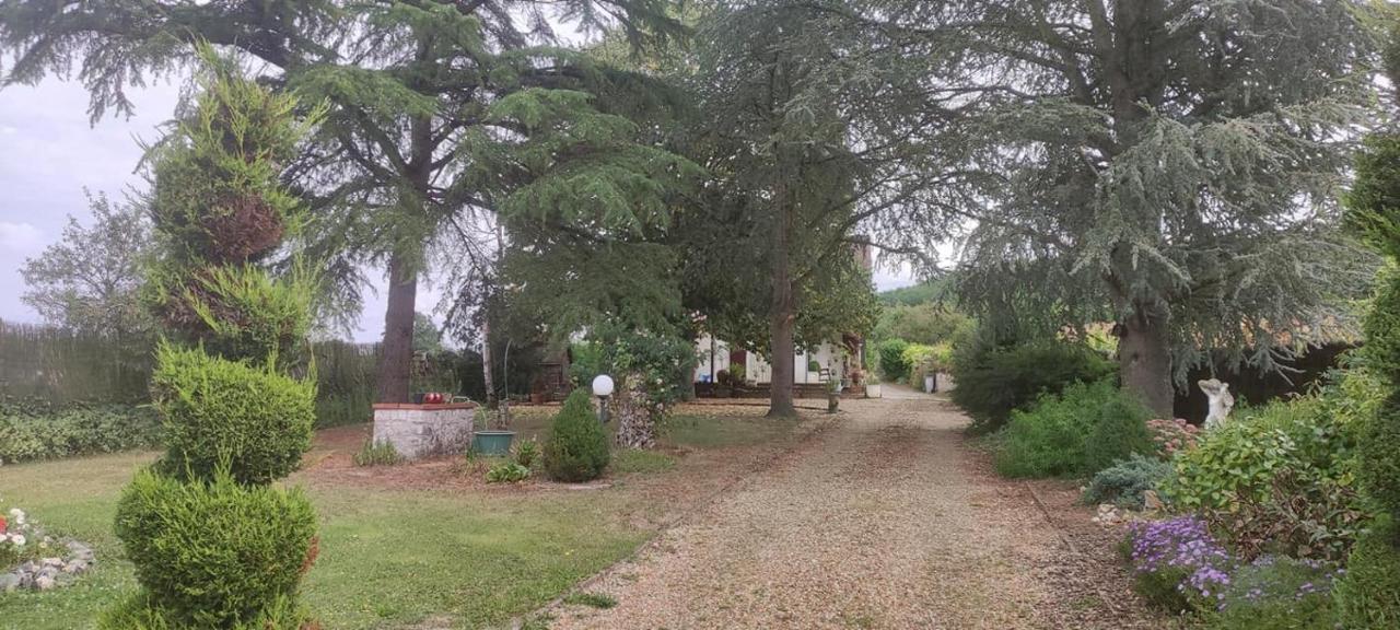 Le Gite De Poulas Couffy Exterior photo