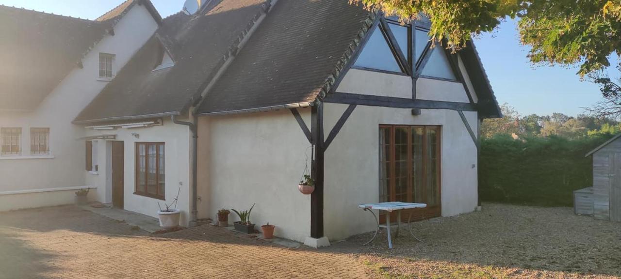 Le Gite De Poulas Couffy Exterior photo
