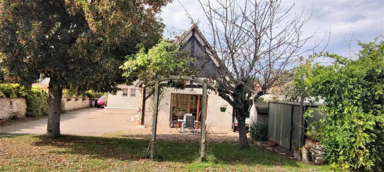 Le Gite De Poulas Couffy Exterior photo